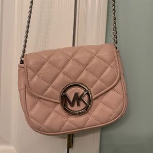 Classy and adorable crossbody with adjustable chain